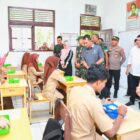 Sekda Pidie, Drs Samsul Azhar meninjau penyaluran MBG di Kecamatan Peukan Baro, Jumat (21/2/2025) (Foto.Amir Sagita.Thetime23.com)
