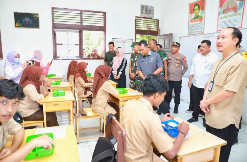 Sekda Pidie, Drs Samsul Azhar meninjau penyaluran MBG di Kecamatan Peukan Baro, Jumat (21/2/2025) (Foto.Amir Sagita.Thetime23.com)