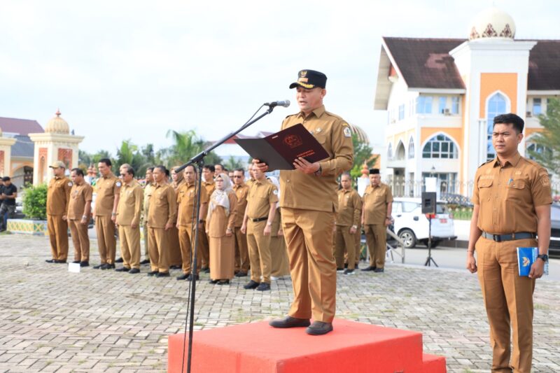 Bupati Aceh Utara H. Ismail A Jalil, SE, MM, memimpin apel gabungan perdana ASN dan seluruh pejabat jajaran Pemkab, berlangsung di lapangan Landing, Lhoksukon, depan kantor bupati, Selasa (18/02/2025).(NOA.co.id/IST).