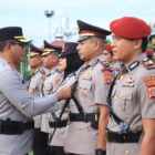 Kapolres Aceh Utara AKBP Nanang Indra Bakti, S.H., S.I.K., memimpin upacara serah terima jabatan sejumlah Pejabat Utama dan Kapolsek jajaran, berlangsung di lapangan Tribrata Mako Polres setempat di Lhoksukon, Selasa (18/2/2025). (Foto: NOA.co.id/IST).
