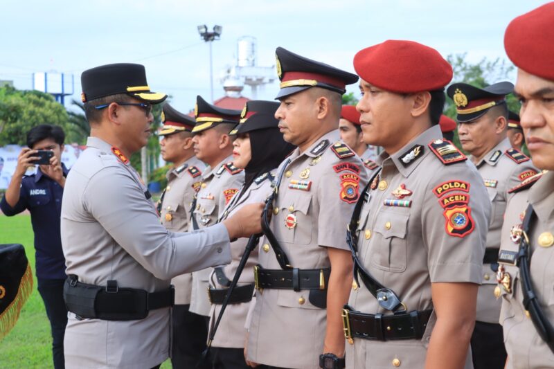 Kapolres Aceh Utara AKBP Nanang Indra Bakti, S.H., S.I.K., memimpin upacara serah terima jabatan sejumlah Pejabat Utama dan Kapolsek jajaran, berlangsung di lapangan Tribrata Mako Polres setempat di Lhoksukon, Selasa (18/2/2025). (Foto: NOA.co.id/IST).
