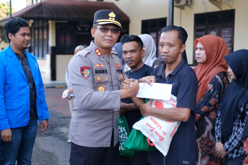 Kapolres Aceh Utara AKBP Nanang Indra Bakti, S.H., S.I.K., memimpin langsung penyaluran bantuan untuk sejumlah pekerja harian lepas dalam rangka bulan suci Ramadan, berlangsung di Mapolres setempat di Lhoksukon, Jumat (7/3/2025).(Foto: NOA.co.id/IST).