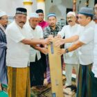 Ketua Tim Safari Ramadhan Kabupaten Pidie, Safrizal saat menyerahkan bantuan kepada Ketua Panitia Pembangunan Mesjid Jamik Babussalam, Kalee, Kecamatan Muara Tiga, Pidie, Selasa (4/3/2025) (Foto.Amir Sagita.NOA.co.id)