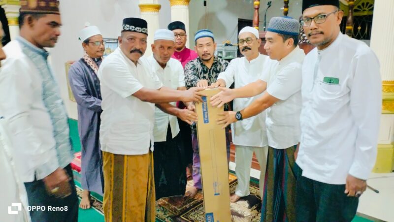 Ketua Tim Safari Ramadhan Kabupaten Pidie, Safrizal saat menyerahkan bantuan kepada Ketua Panitia Pembangunan Mesjid Jamik Babussalam, Kalee, Kecamatan Muara Tiga, Pidie, Selasa (4/3/2025) (Foto.Amir Sagita.NOA.co.id)