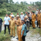 Bupati Pidie, Sarjani Abdullah saat meninjau sungai di Kecamatan Keumala usai terdampak banjir, Selasa (6/5/2025). (Dok.Humas)