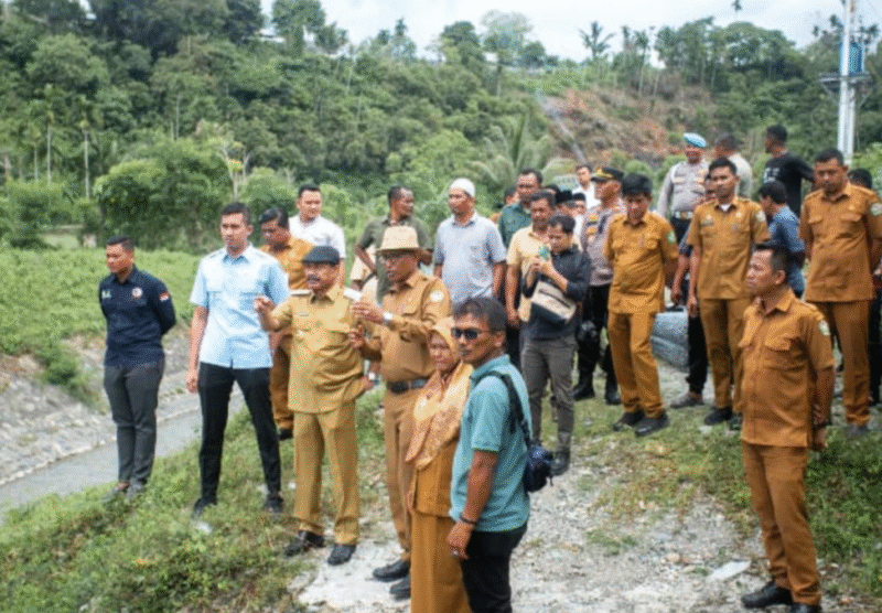 Bupati Pidie, Sarjani Abdullah saat meninjau sungai di Kecamatan Keumala usai terdampak banjir, Selasa (6/5/2025). (Dok.Humas)